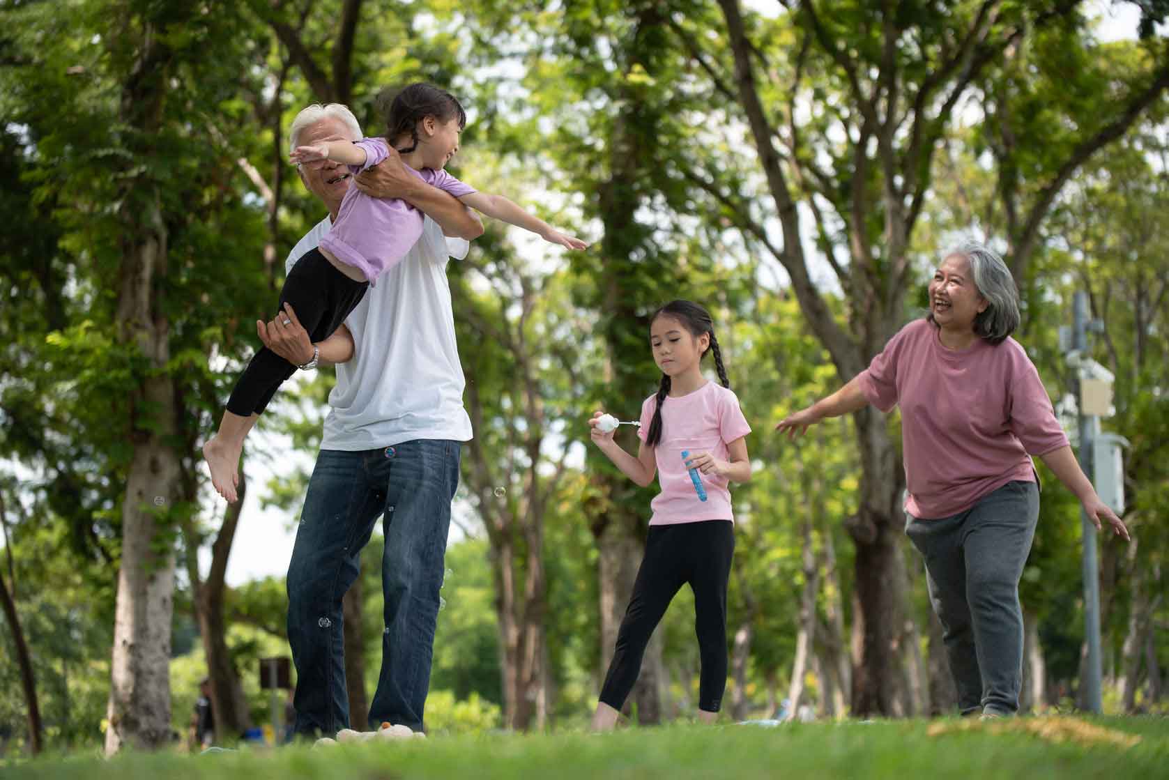 Peran Penting Kakek Nenek dalam Kehidupan Cucu